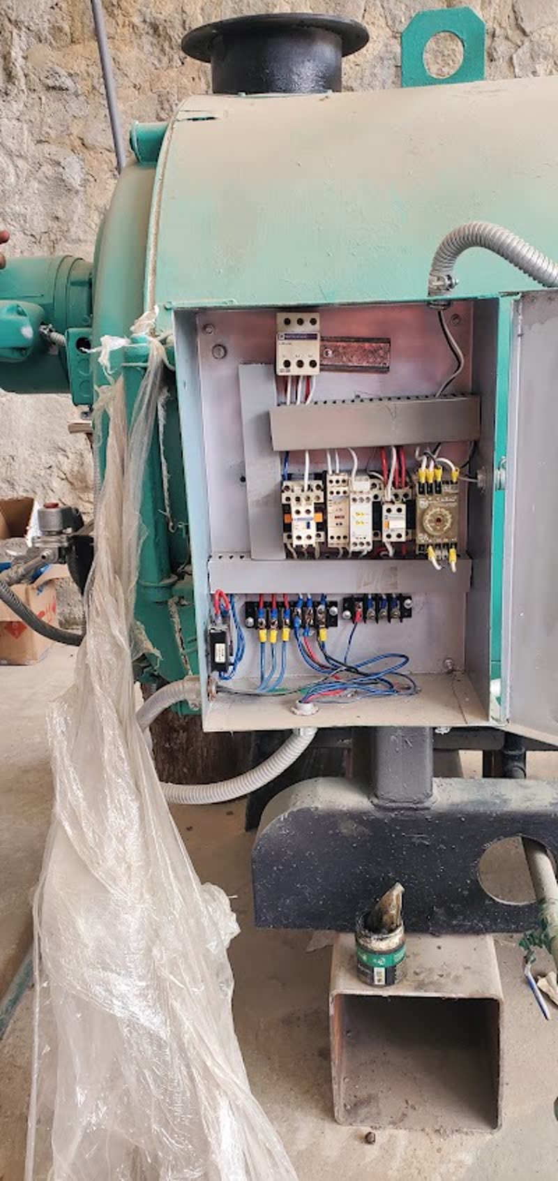 Técnico Electricidad y Plomería Sigma trabajando